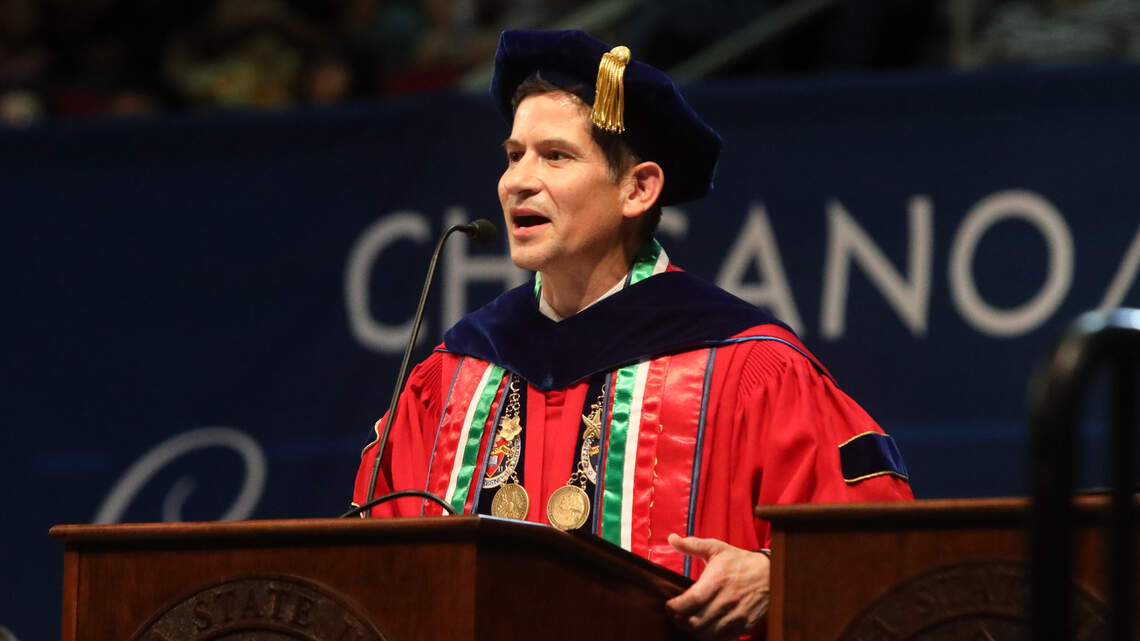 Presidente de Fresno State a graduados latinos: “Nuestro trabajo nos llevará a niveles altos”