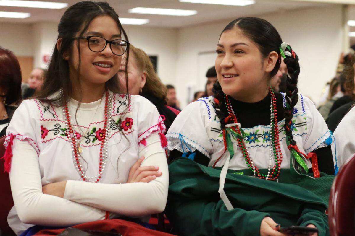 Unas 800 personas celebraron a la Virgen de Guadalupe con las mañanitas, danzantes, un rosario, mariachi, misa y pan dulce y chocolate caliente el 12 de diciembre en Visalia.