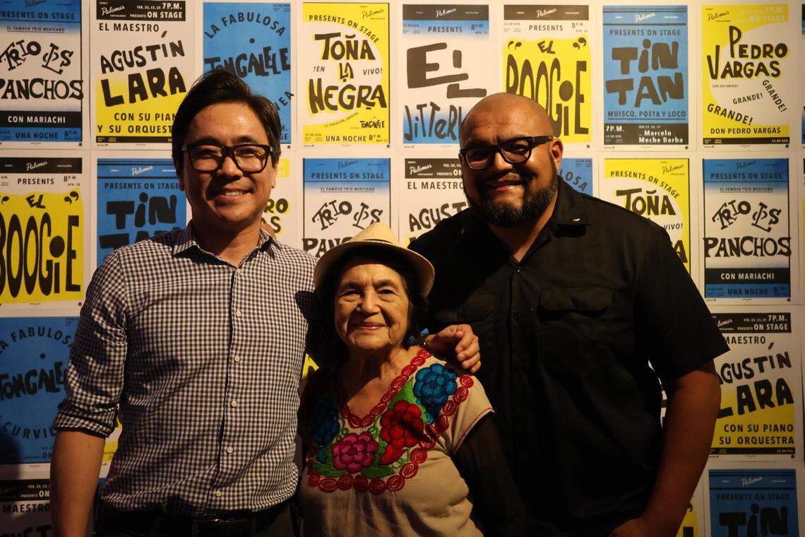 Dolores Huerta, centro, con Lee Herrick, izquierda, y Joseph Ríos durante ArtHop, en Fresno, California, el jueves 7 de septiembre de 2023.