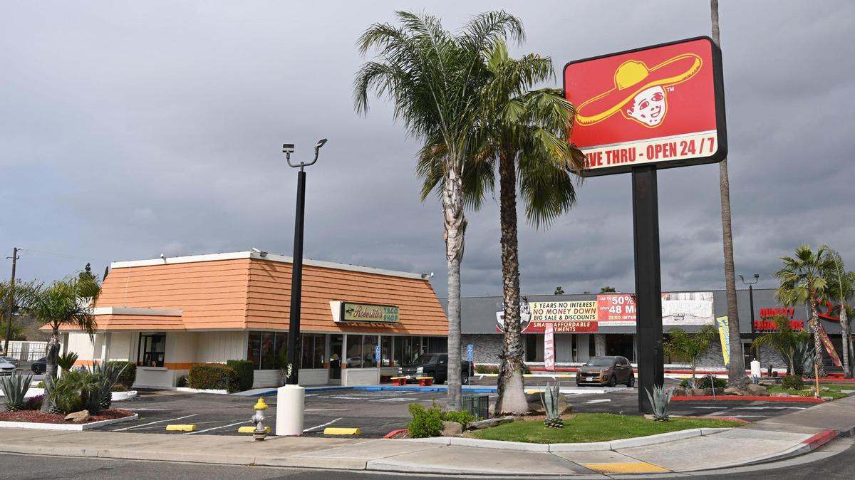 The Robertito’s Taco Shop located on Blackstone Avenue at Indianapolis in Fresno simply features its unusual logo on the sign facing traffic.