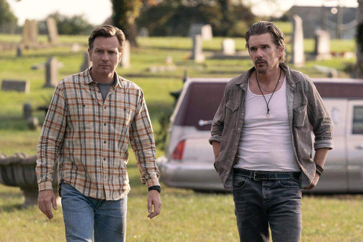 ‘Raymond & Ray’ sigue a los medios hermanos Raymond (Ewan McGregor) y Ray (Ethan Hawke) que han vivido a la sombra de un padre terrible. De alguna manera, todavía tienen sentido del humor, y su funeral es una oportunidad para que se reinventen. Hay ira, hay dolor, hay locura, puede haber amor y definitivamente hay una excavación de tumba.