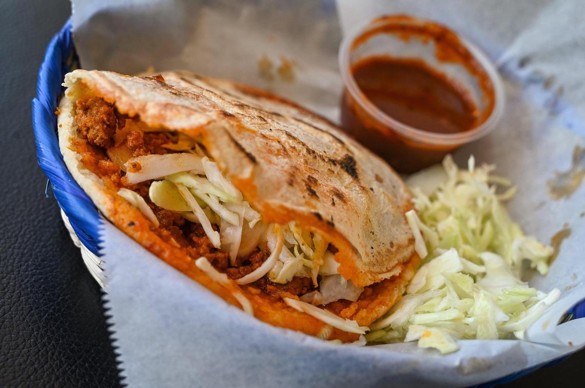Una gordita tradicional, con repollo y salsa añadidos, se sirve en Lucy's Gorditas, en Fresno, el miércoles 19 de abril de 2023.