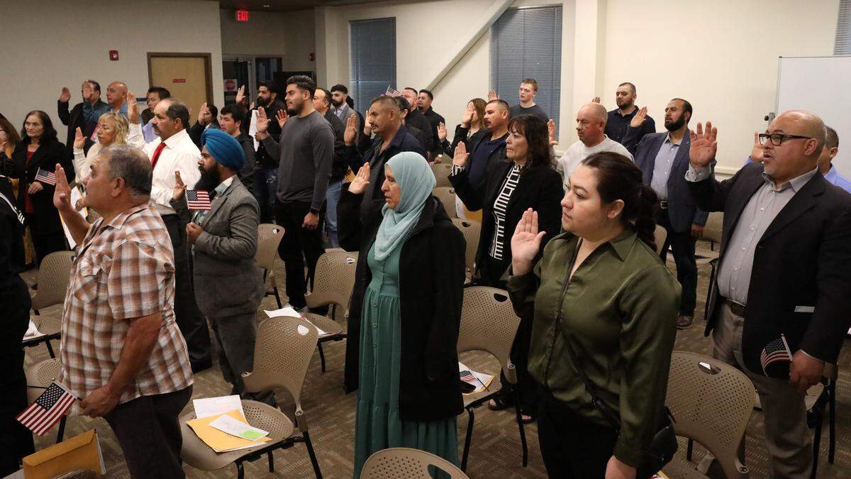 Las 40 personas de 15 condados que prestaron juramento como ciudadanos estadounidenses el miércoles 20 de diciembre por la tarde, en la oficina de Fresno del Servicio de Ciudadanía e Inmigración de Estados Unidos.