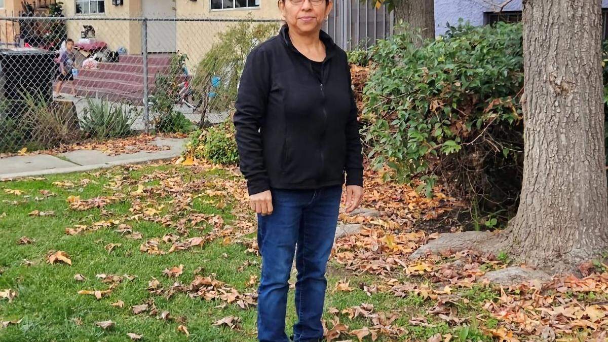 Fotografía personal cedida donde aparece la inmigrante guatemalteca Sandra López que vive desde hace 25 años en Lincoln Heights, uno de los barrios más antiguos de Los Ángeles, ubicado cerca de la Autopista 5, que recorre la Costa Oeste de Estados Unidos de sur a norte. Una coalición de organizaciones ecologistas y vecinos de áreas contaminadas en California lanzó este jueves la campaña ‘Que no te engañen’, dirigida a la comunidad latina, para advertir sobre la responsabilidad de las grandes empresas de energía no renovable en el calentamiento global.