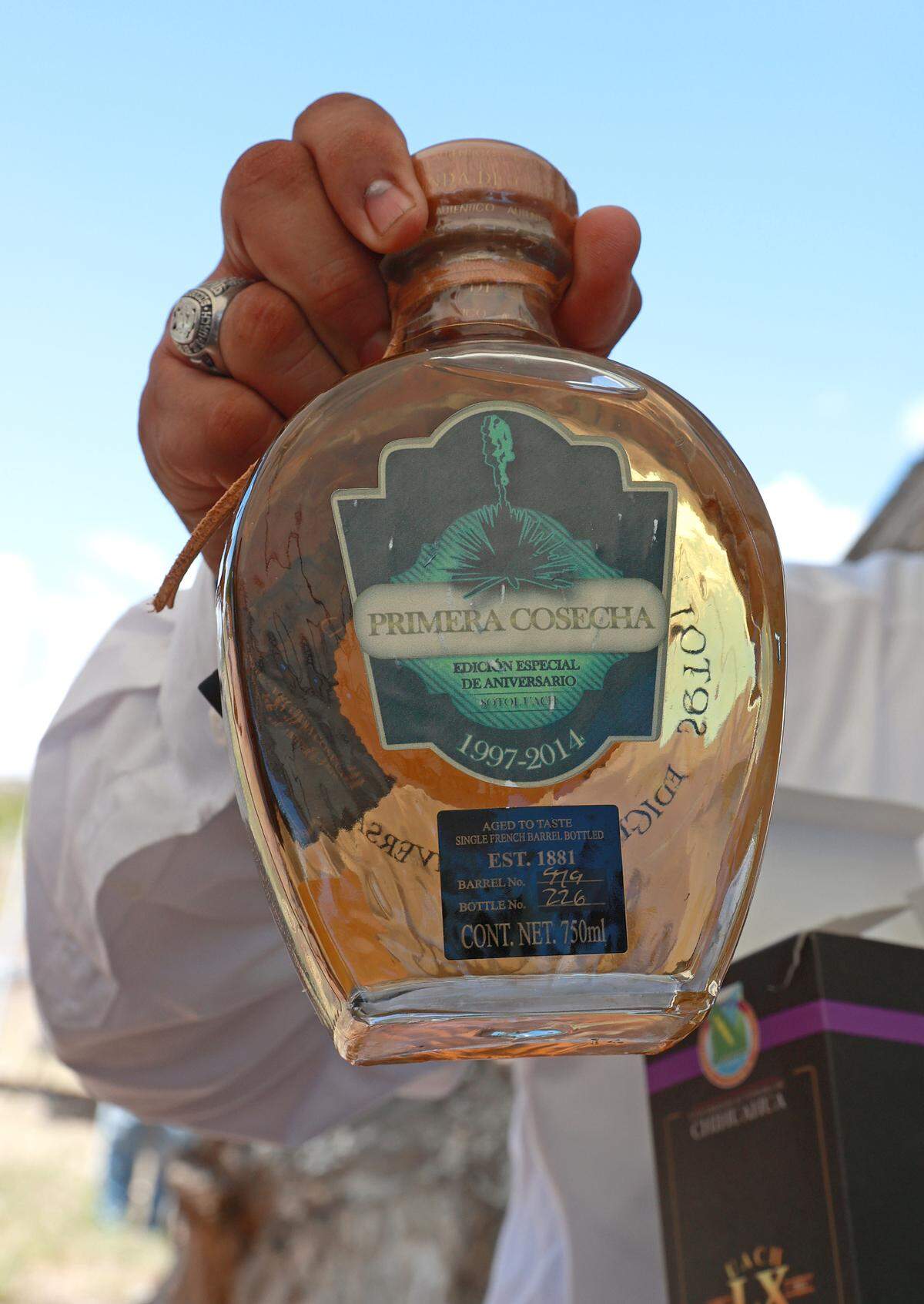 Photograph showing a bottle of sotol in the Faculty of Agricultural and Forestry Sciences of the Autonomous University of Chihuahua in the city of Delicias. / Fotografía que muestra una botella de sotol en la Facultad de Ciencias Agrícolas y Forestales de la Universidad Autónoma de Chihuahua en el municipio de Delicias.
