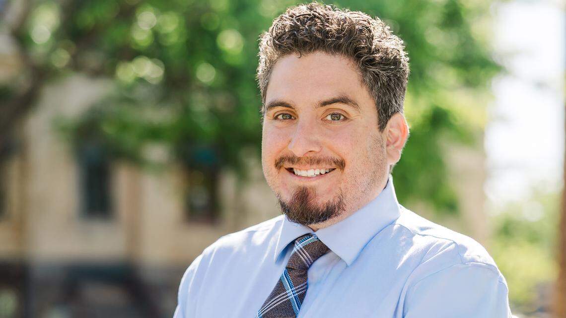 Tras una búsqueda a nivel nacional que duró cinco meses, el nuevo administrador municipal de Hanford resultó ser un candidato interno.