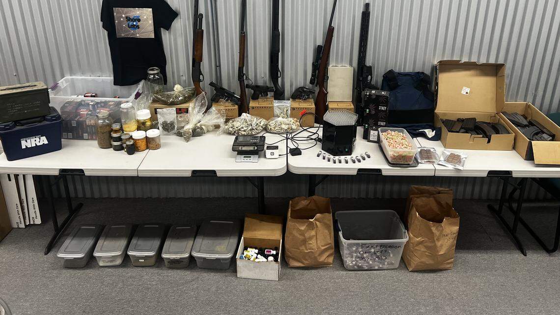 Adultos arrestados por drogas, armas y peligro para menores, dice la policía