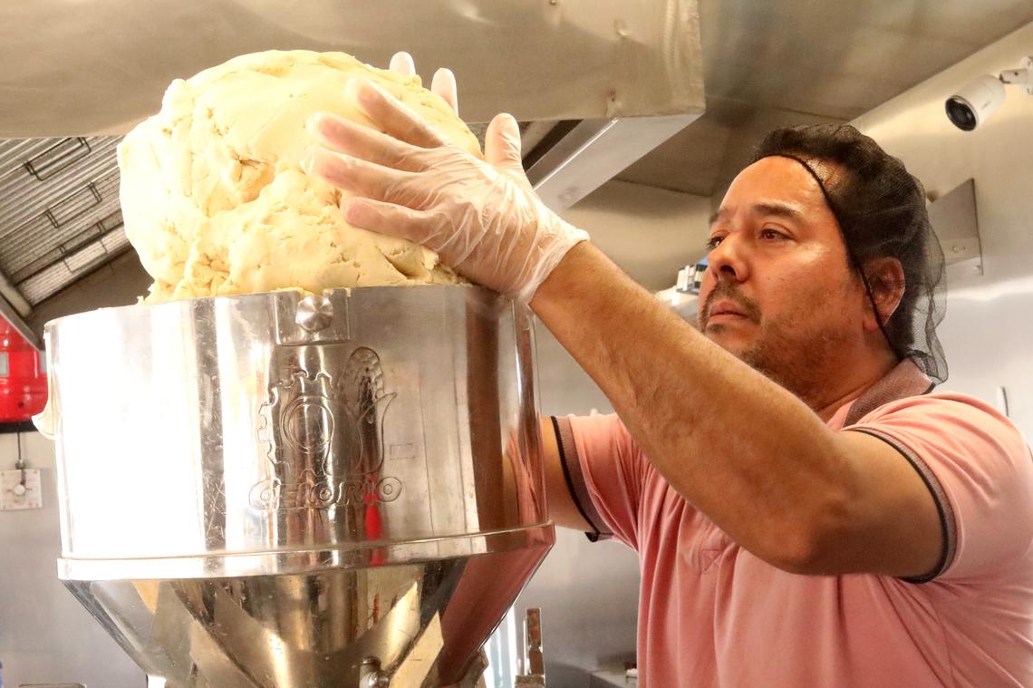 Benjamín Serrato un empleado de la Tortillería Ortuño que abrió sus puertas en el 4542 de la Avenida Belmont en Fresno el 10 de septiembre del 2023.