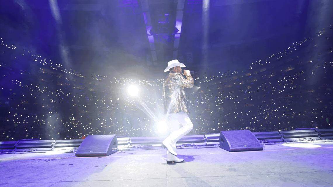 Pancho Barraza, inició de manera oficial el sábado 28 de enero, su gira llamada “Leyenda En Vida”, con un exitoso concierto en la Arena Ciudad de México, donde presentó un espectáculo renovado.