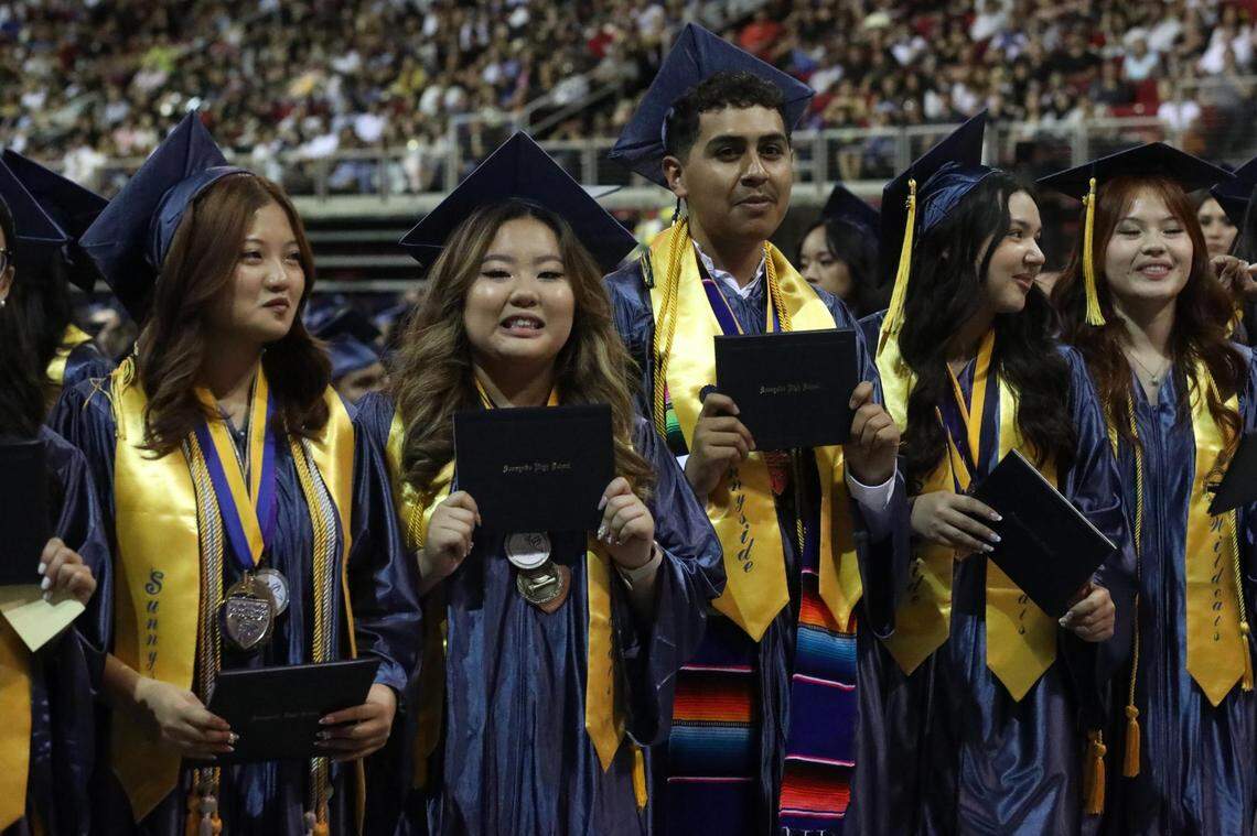 Graduados durante la ceremonia de graduación de Sunnyside High celebrada en el Save Mart Center, el 6 de junio de 2023.