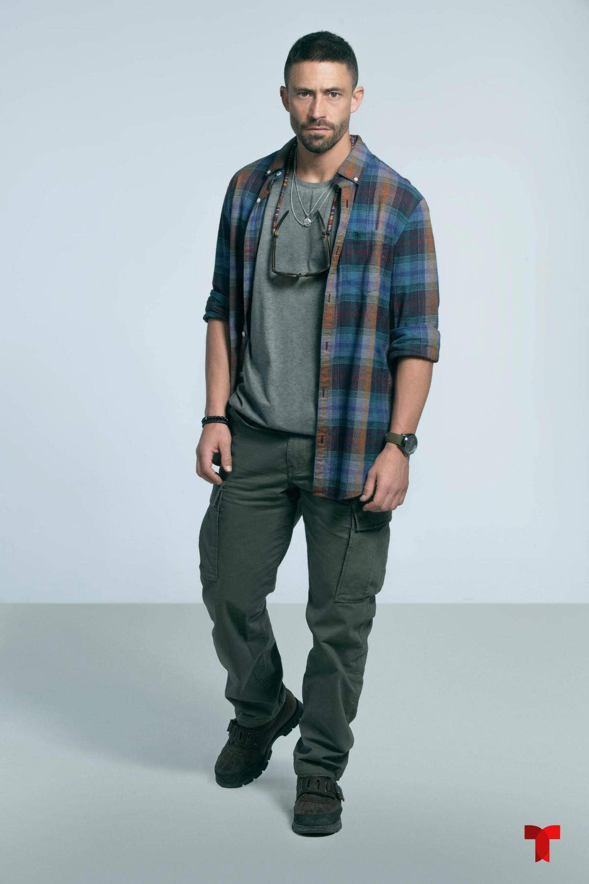 El actor chileno Tiago Correa regresa una vez más a la exitosa serie ‘La Reina del Sur’, que llega con una tercera temporada más explosiva a las pantallas de Telemundo este mes de octubre.