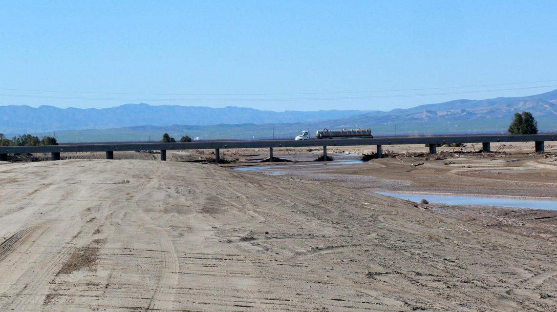 El puente de 500 pies de largo sobre el Arroyo Pasajero Creek en la State Route 269 ha dado tranquilidad a los habitantes de la comunidad rural de Huron. El puente cruza el arroyo que normalmente se desbordaba sobre la antigua carretera en épocas de lluvia, cerrando el acceso a Huron.