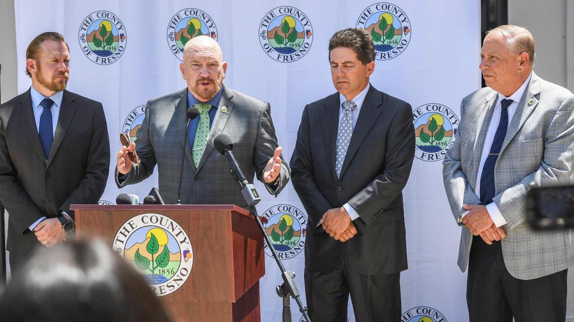 Los miembros de la Junta de Supervisores del Condado Fresno, de izquierda a derecha, Nathan Magsig, Steve Brandau, Brian Pacheco y Buddy Mendes celebran una conferencia de prensa fuera del Salón de Registros en el centro de Fresno, el martes 10 de agosto de 2021. Junto con el Supervisor Sal Quintero votaron unánimemente el martes 7 de septiembre de 2021 en contra de una propuesta de aumento de las tarifas de servicios públicos de Pacific Gas and Electric. 