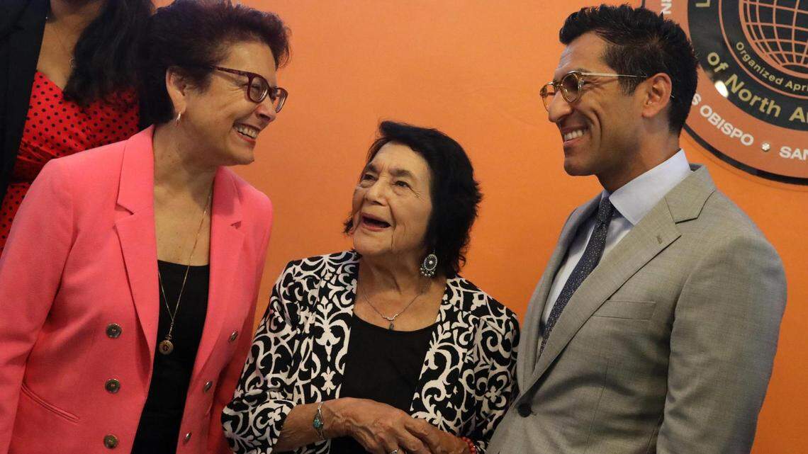 La senadora estatal Anna Caballero, demócrata de Merced, con Dolores Huerta y el presidente de la Asamblea, Robert Rivas, el martes 19 de septiembre, en Bakersfield. El Dolores Huerta Peace and Justice Cultural Center recibió $7 millones adicionales del Estado.