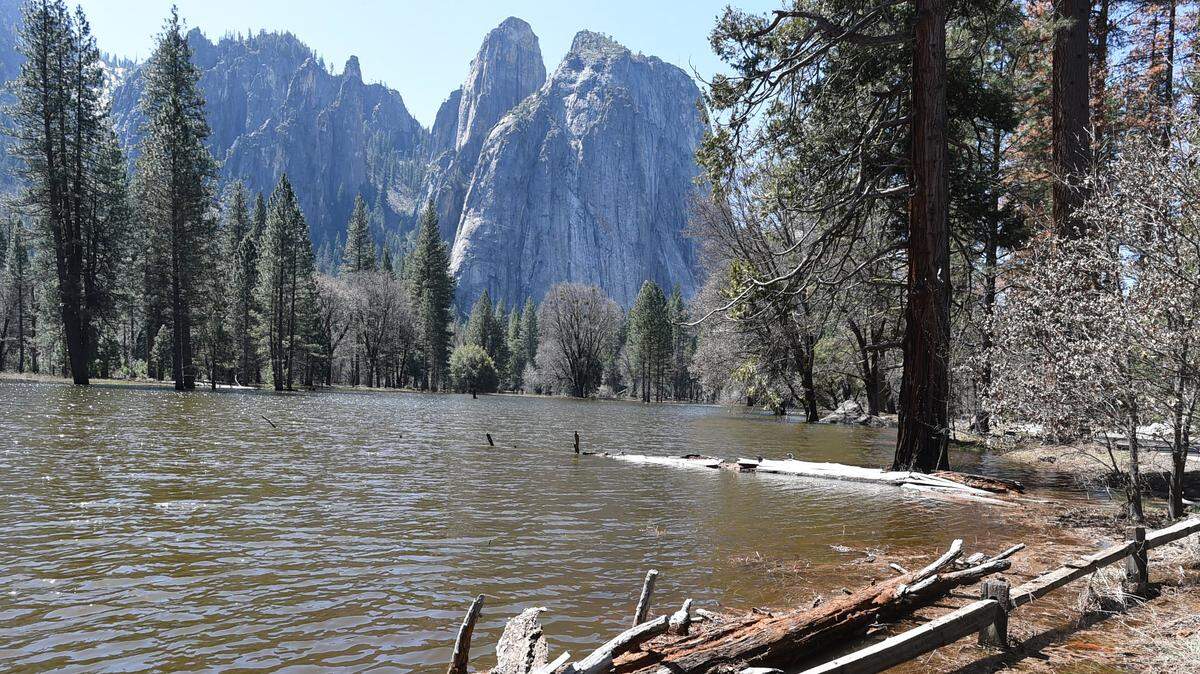 Lo que antes fue un prado es ahora un lago, tras la crecida del río Merced en el valle de Yosemite, el domingo 8 de abril de 2018.