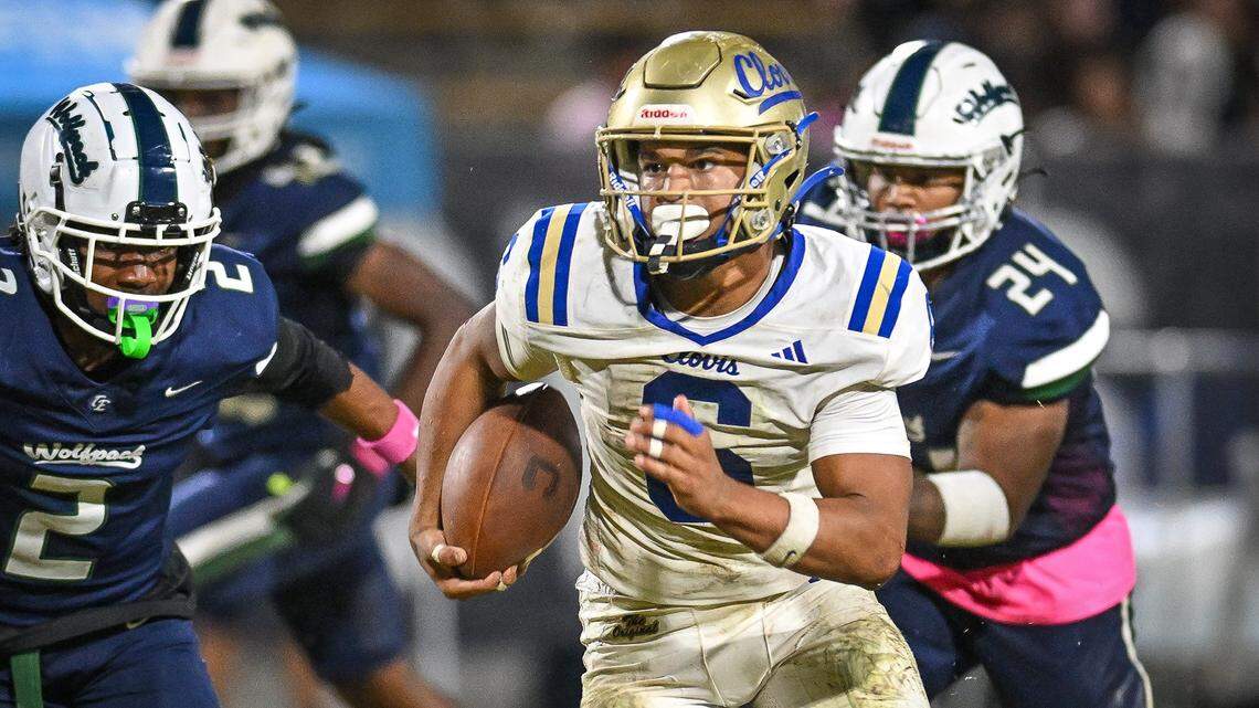 Clovis'James Curoso, center, gets past the Clovis East defense before charging into the end zone for a touchdown during their game at Lamonica Stadium in Clovis on Friday, Oct. 17, 2025.