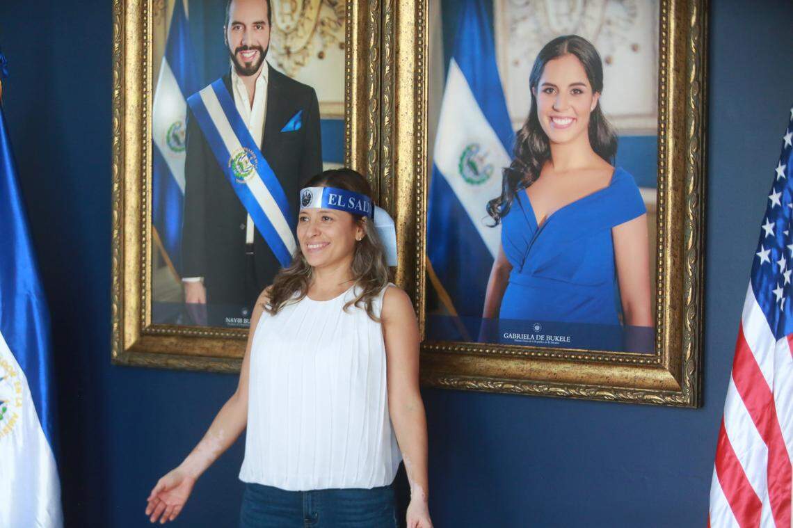 Claudia Velasco se toma una foto el sábado 17 de septiembre en las instalaciones del Consulado General de El Salvador en Fresno para celebrar por primera vez el Dia de la Independencia de su país natal, que este año conmemora 201 años.