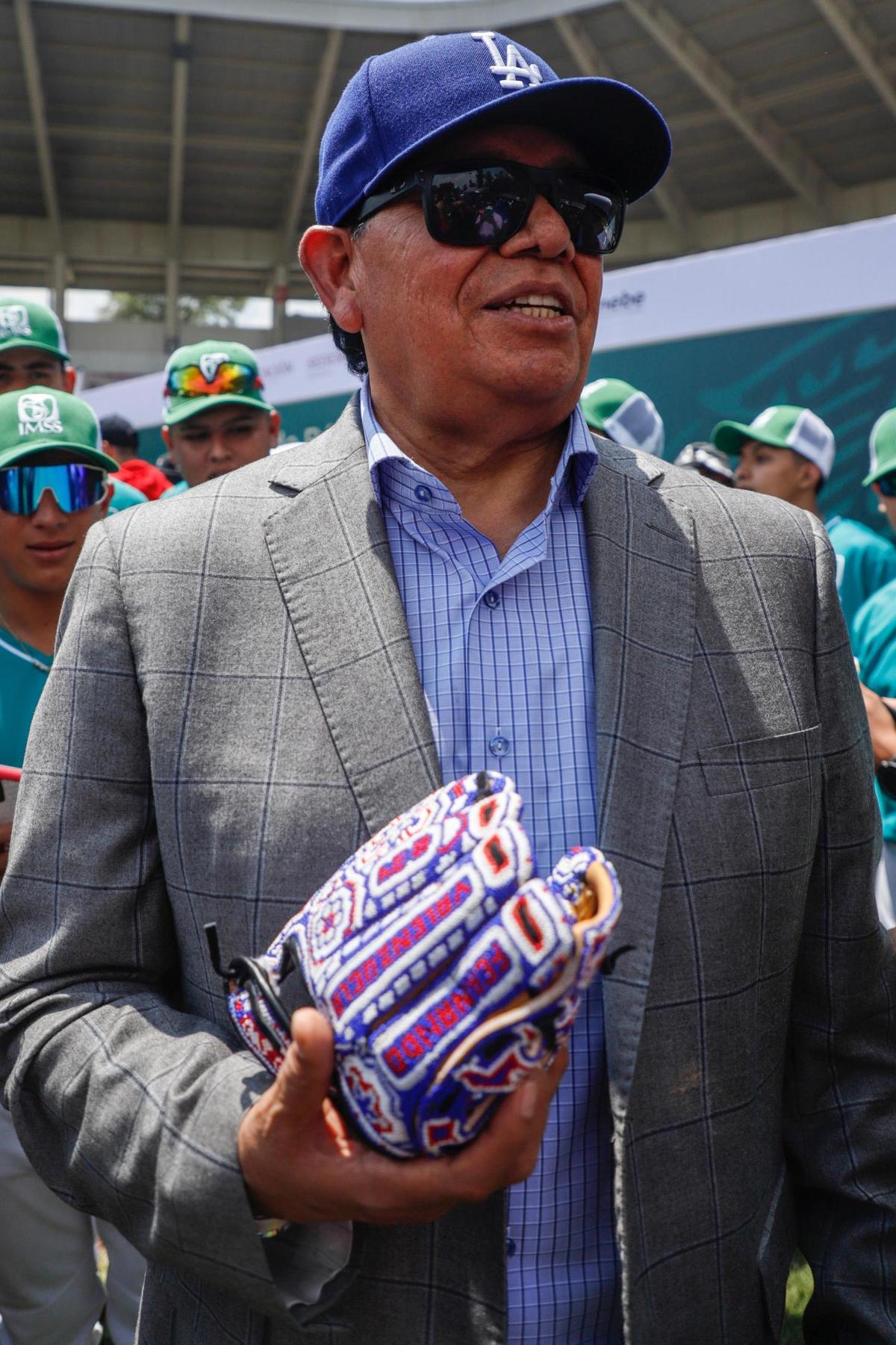 Fotografía de archivo del 4 de septiembre de 2022 del ex beisbolista mexicano Fernando Valenzuela durante una Clínica de Béisbol en el estadio Fray Nano, en Ciudad de México (México). El mexicano Fernando Valenzuela, emblemático lanzador de los Dodgers y de las Grandes Ligas, falleció este martes a los 63 años.