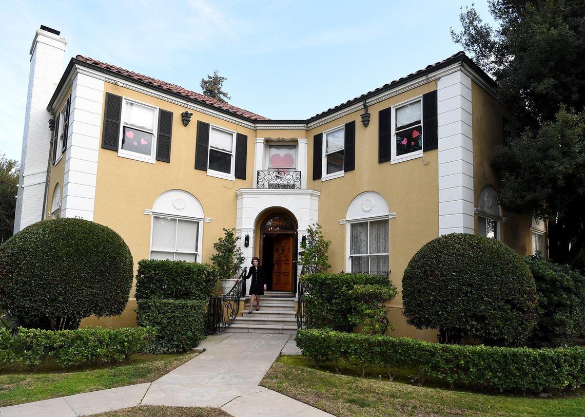 A historic Huntington Boulevard mansion, dating to 1939, and owned by Larry and Penny Raven, is for sale. Home to the Ravens for 50 years, hosted many elaborate gatherings, attended by political leaders and stars from the movie and television industry.