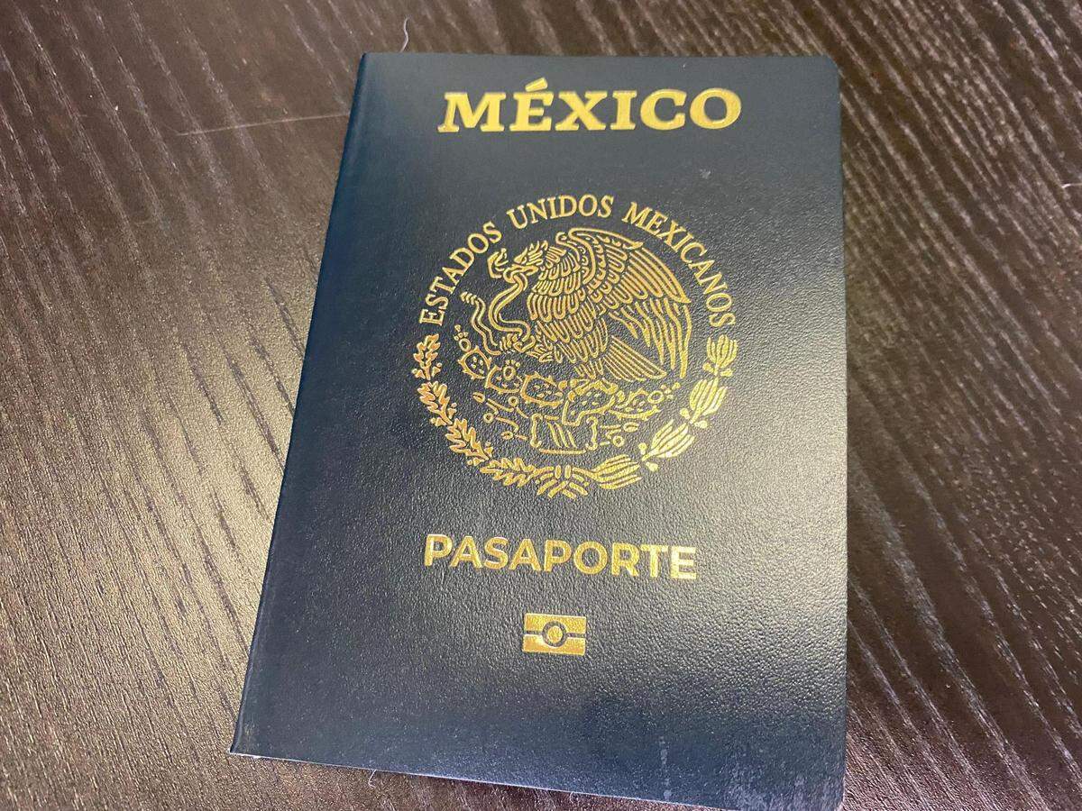 El nuevo pasaporte electrónico tiene incorporado 57 medidas de seguridad como una lámina de policarbonato donde se imprime la información con una impresora láser que imprime a diferentes ángulos y profundidades, además de una serie de medidas que solo son perceptibles bajo luz ultravioleta.