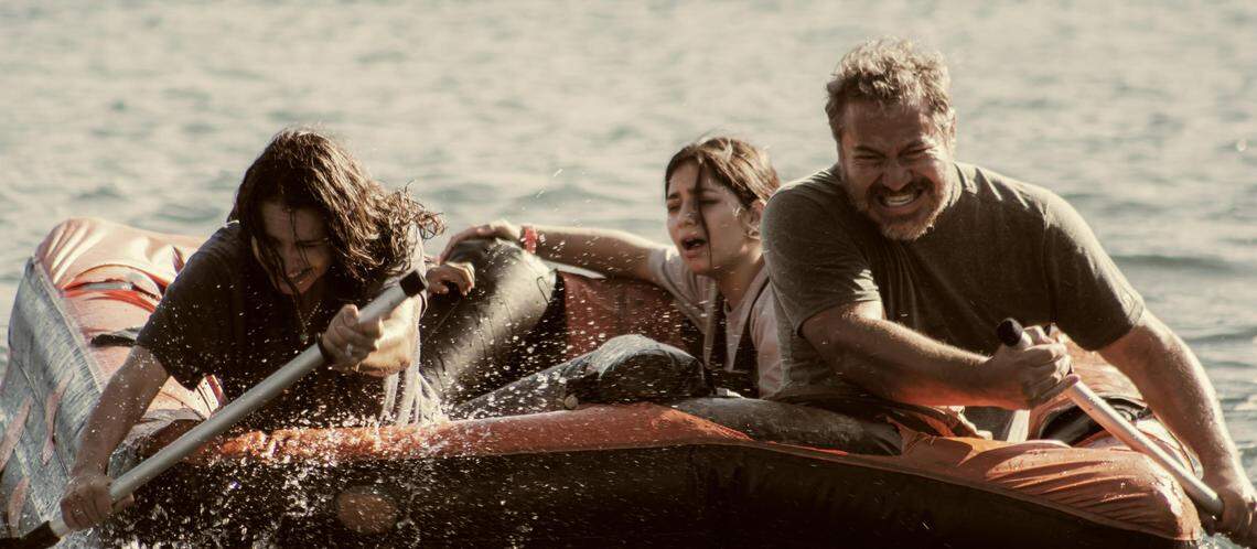 (I-D) Fernanda Urrejola como Ines, Venus Ariel como Audrey y Julio Cesar Cedillo como Chato en la película de acción ‘El Demonio Negro’. 