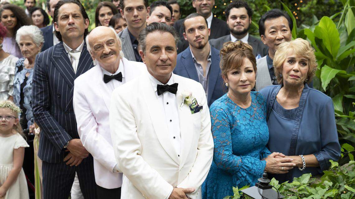 Rubén Rabasa (segundo a la derecha) hace el papel del tío de Billy (Andy García al centro) en la nueva versión de ‘El Padre de la Novia’, dirigida por Gaz Alazraki junto a Gloria Estefan (Ingrid, madre de la novia).