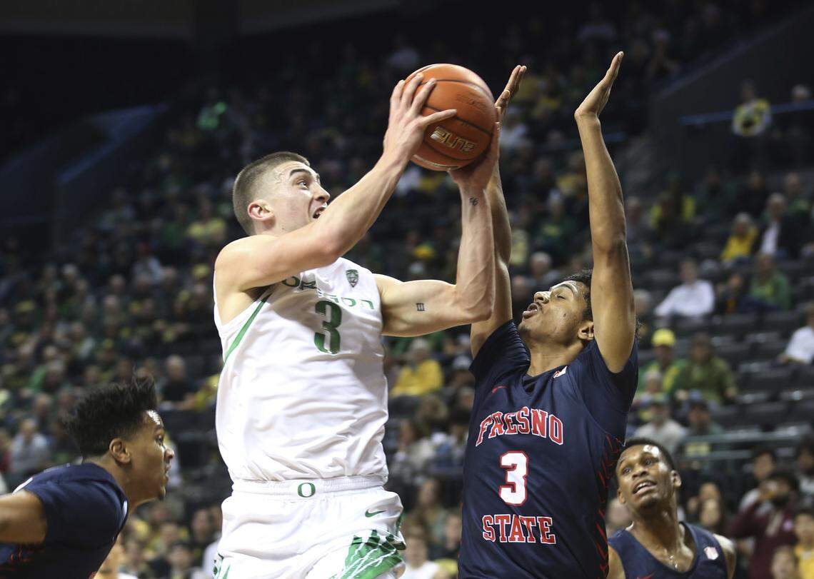 Oregon’s Payton Pritchard, left, shots over Fresno State’s Jarred Hyder during the first half of an NCAA college basketball game in Eugene, Ore., Tuesday, Nov. 5, 2019.