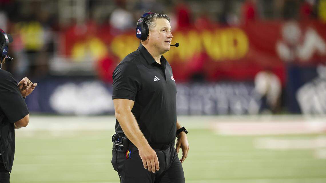 Fresno State shuffles coaches, with former Patriots coach moving into O-line job