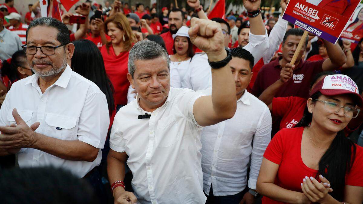 El candidato a la presidencia por el izquierdista Frente Farabundo Martí para la Liberación Nacional (FMLN) Manuel Flores, participa en el cierre de campaña el 27 de enero de 2024 en San Salvador, El Salvador.