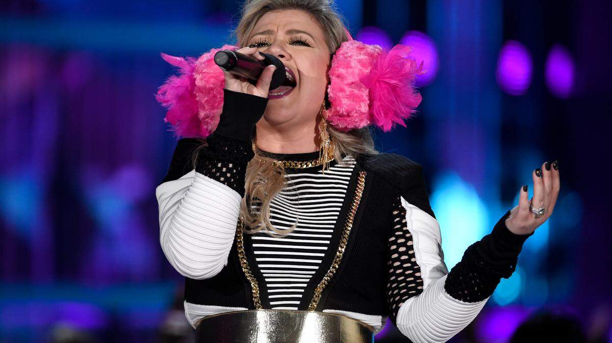Host Kelly Clarkson introduces a performance by BTS at the Billboard Music Awards at the MGM Grand Garden Arena on Sunday, May 20, 2018, in Las Vegas.