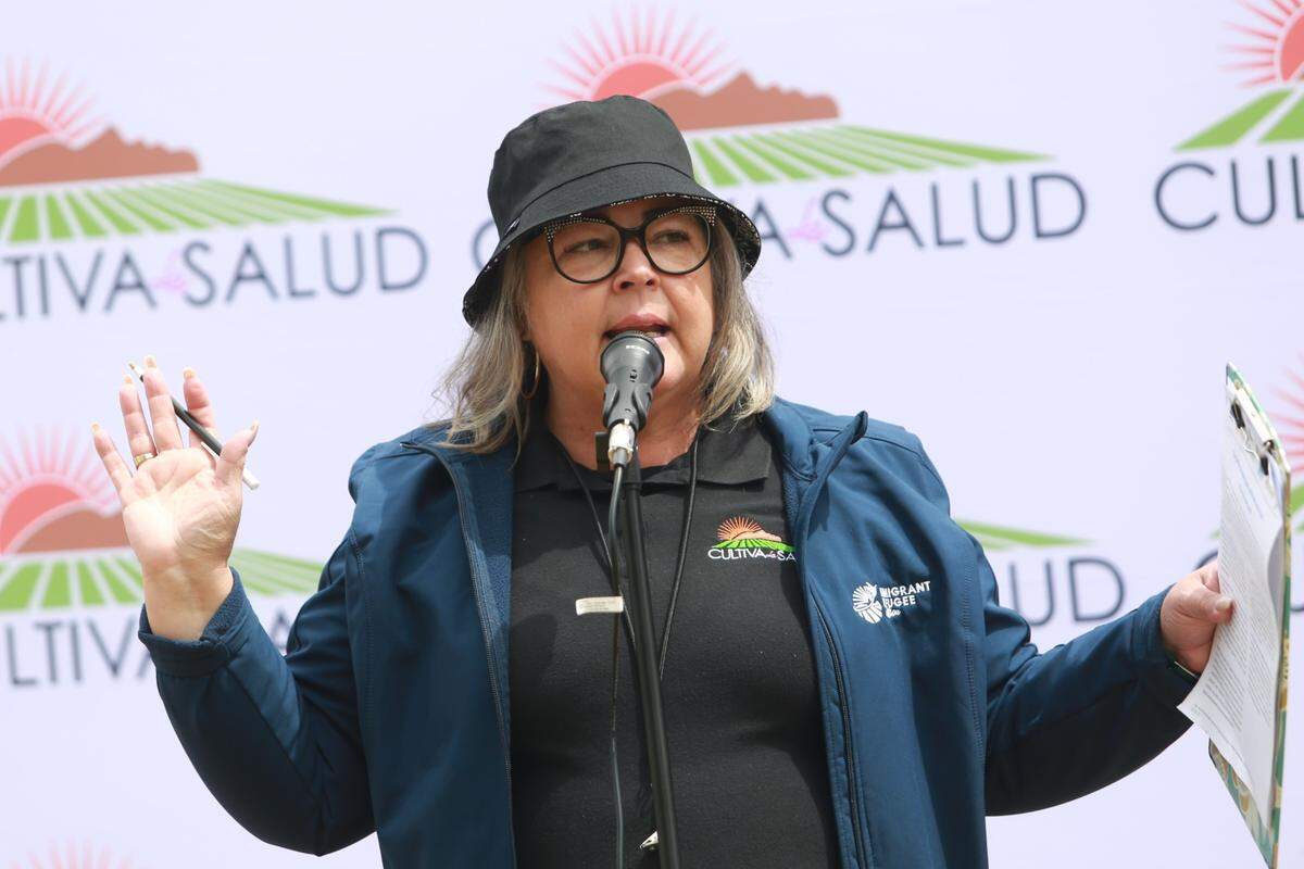 Genoveva Islas, directora ejecutiva de Cultiva la Salud, en el Parque Radio en Fresno el jueves, 21 de abril para educar a los residentes de Central Valley sobre el Fondo de Equidad Sanitaria y Justicia Racial (Health Equity and Racial Justice Fund por su nombre en inglés) y los posibles beneficios para sus comunidades.&nbsp;