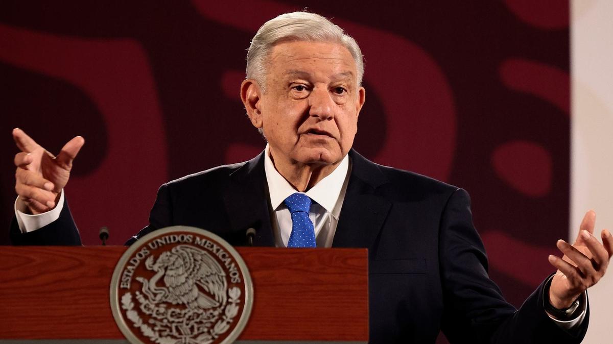 El presidente de México, Andrés Manuel López Obrador, habla durante su conferencia de prensa matutina este lunes, en el Palacio Nacional de Ciudad de México (México).