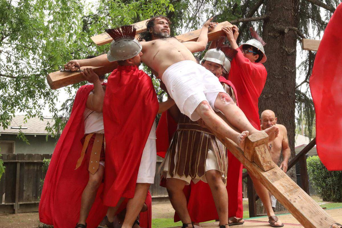 Luis Alberto Hernández personificó a Jesús en el Vía Crucis de la iglesia católica de San Antonio María Claret, el Viernes Santo 29 de marzo de 2024, en Fresno.