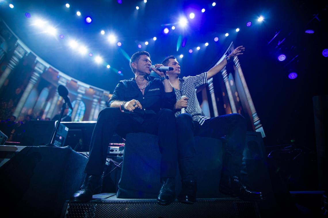 After breaking records in Mexico, Jorge Medina and Josi Cuén are bringing their “Juntos: Así o Más Claro y Que Critiquen Tour” to the U.S. with stops in Fresno and Sacramento.