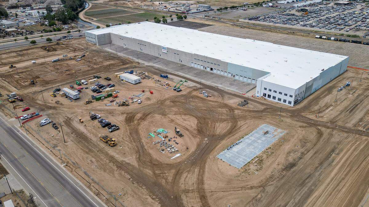 A giant warehouse is shown under construction on the northeast corner of Marks and Nielsen in west Fresno. The project, which was proposed more than five years ago, will result in three warehouse buildings totaling more than 800,000 square feet.