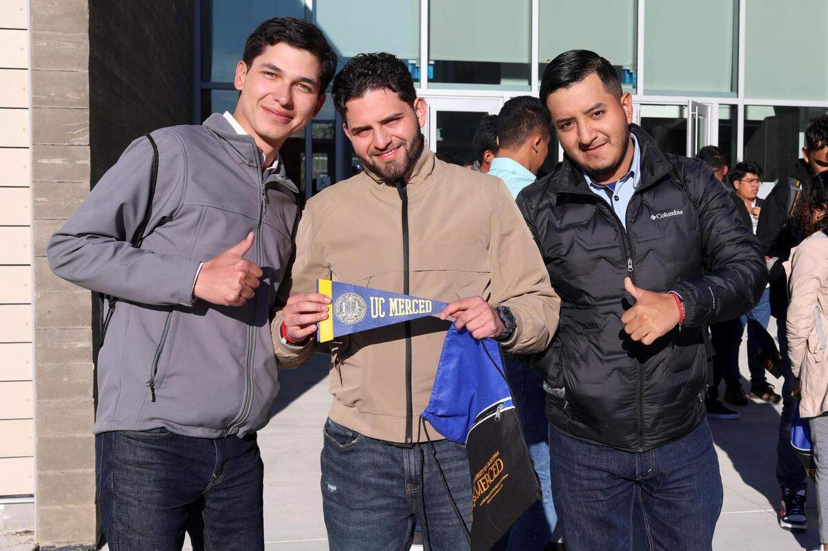 Miguel Zavala García, Hugo Loeza Diaz, y Eliseo Ríos Soto, estudiantes de la Universidad Autónoma Chapingo en la visita a la Universidad de California, Merced el 1 de marzo durante un viaje educativo de 10 días a los Estados Unidos.