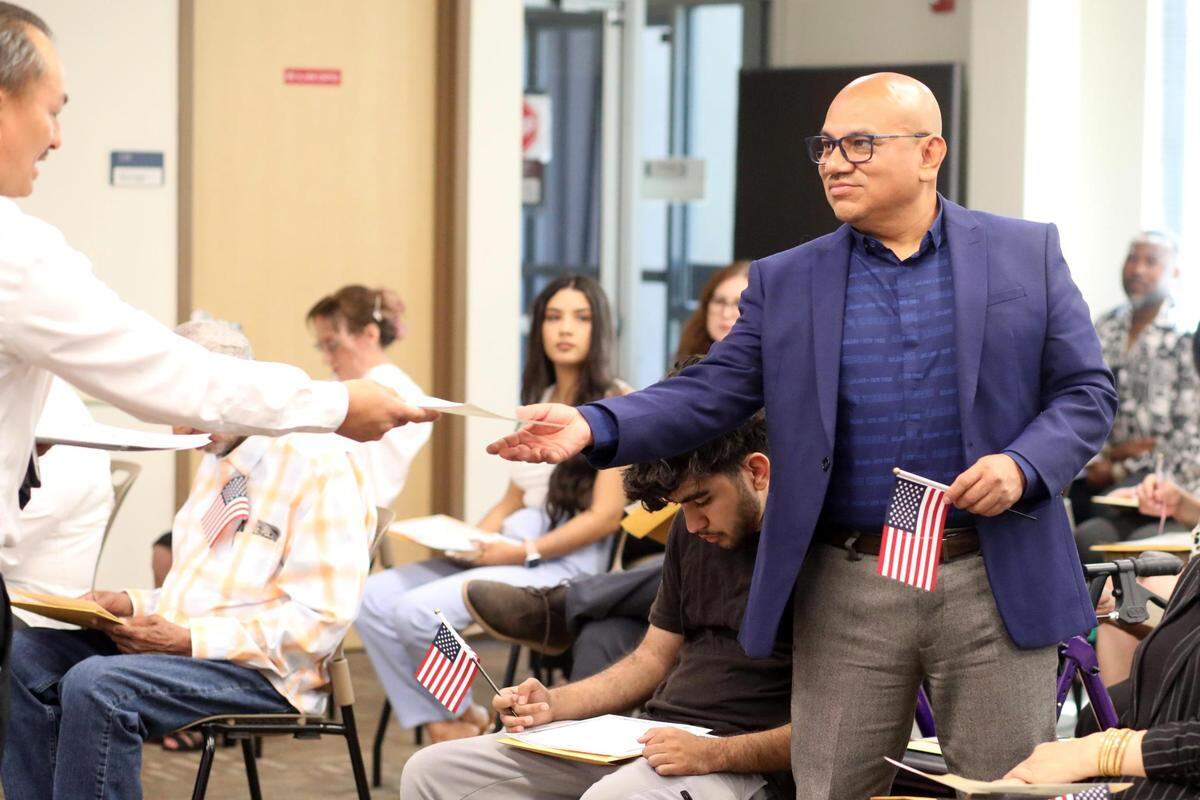 Juan Contreras fue una de las personas del Valle proveniente de varios países incluyendo México que tomaron juramento a la bandera de los Estados Unidos durante una ceremonia de naturalización en la oficina del USCIS en Fresno el martes, 18 de julio.