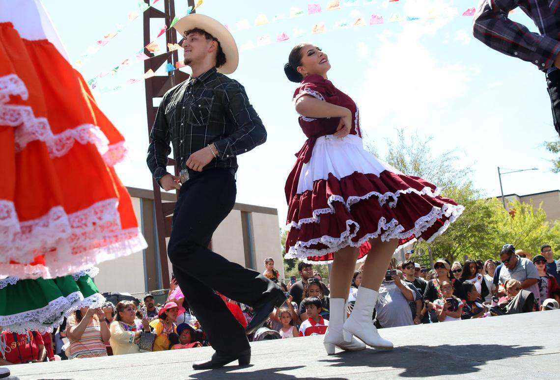 Teocalli Cultural Academy performed dances from Chihuahua during the Fiestas Patrias celebration at the Fulton Mall on Sept. 15, 2024. / La Academia Cultural Teocalli interpretó bailes de Chihuahua durante la celebración de las Fiestas Patrias en el Fulton Mall el 15 de septiembre de 2024.