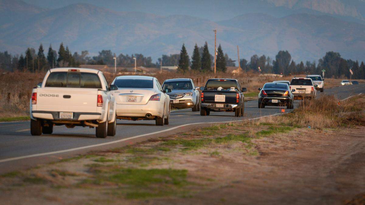 Traffic on Avenue 9 in southern Madera County gets heavier during evening commute on a December night in 2019. Area residents use the road to get from Highway 41 to Highway 99.