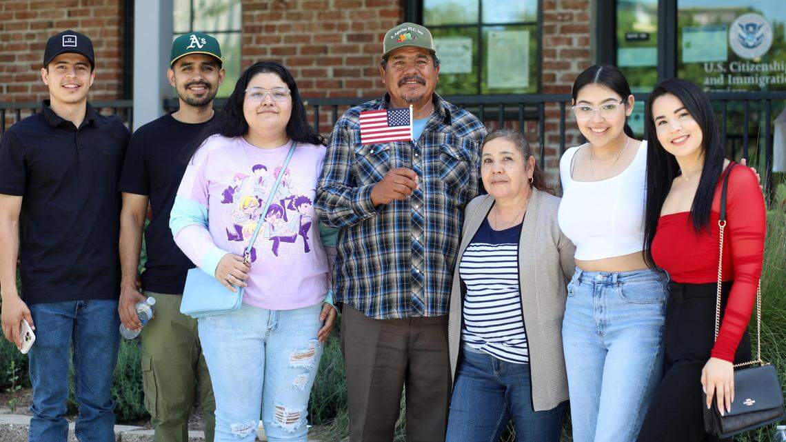 José Guadalupe Torres, de origen mexicano, (centro) junto a su familia después de tomar juramento a la bandera de los Estados Unidos la mañana del miércoles (26 de abril) durante una ceremonia de naturalización en la oficina del Servicios de Inmigración y Ciudadanía de los Estados Unidos en Fresno.