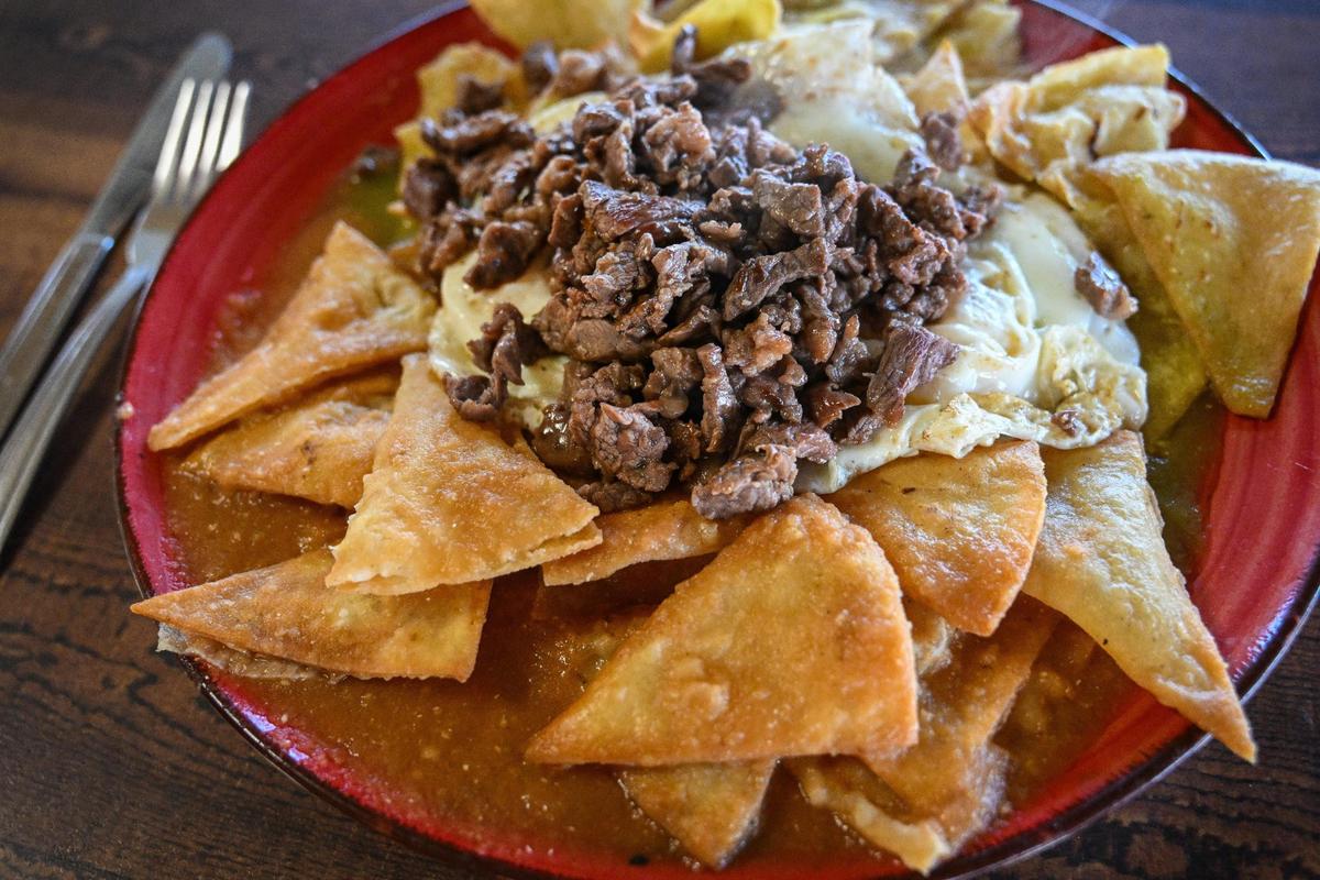 Chilaquiles Mexicanos es un especial de Mi Cafesito en su nueva ubicación en las avenidas Van Ness y Home en el Tower District. Está hecho para reflejar la bandera mexicana con salsas roja y verde a cada lado, huevos para el área blanca del centro y carne asada encima para el águila marrón del centro.