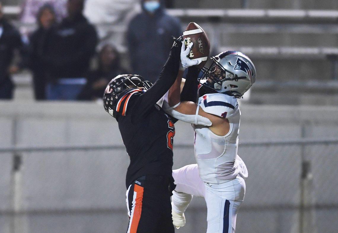 Central’s Elijah Lindsey, left, fights for a pass intended for Liberty-Bakersfield’s Austin Pratt, right, in the Central Section DI championship Friday, Nov. 26, 2021 in Fresno. Liberty led 35-7 at halftime,