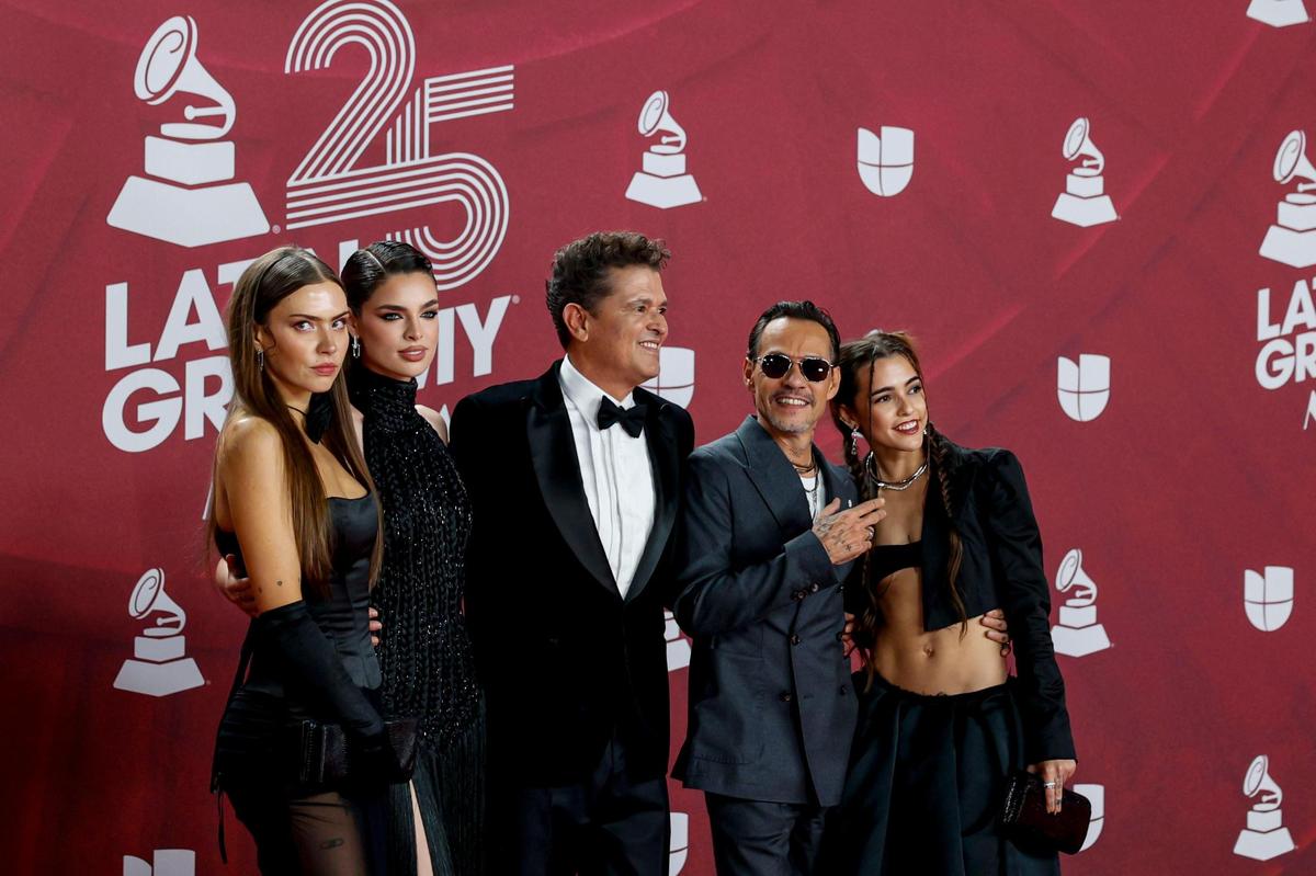 El cantante colombiano Carlos Vives (c) posa junto a su hija Lucy (d), su novia (i), y Marc Anthony y su esposa Nadia Ferreira en la alfombra roja de la 25 entrega anual de los Premios Latin Grammy celebrados este jueves en el Kaseya Center de Miami, Florida .