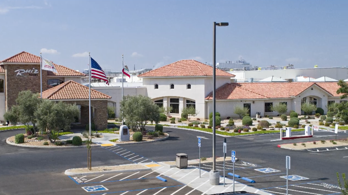La empresa de comida mexicana congelada Ruiz Foods anunció el traslado de su sede a Frisco, Texas, el martes 23 de mayo de 2023. La empresa cerrará su sede regional en Dinuba, California, pero mantendrá su planta de fabricación de Dinuba (en la imagen).