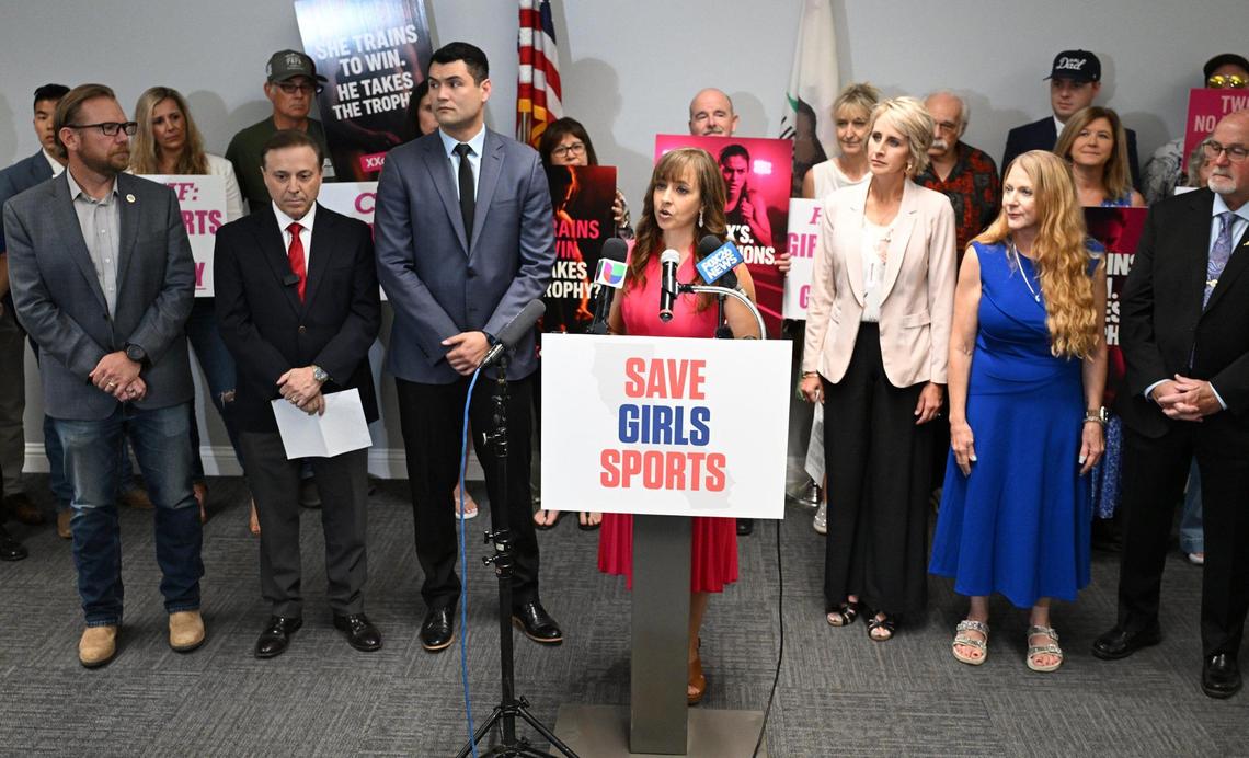 La alcaldesa pro tem de Clovis, Diane Pearce, en el centro, lidera a un grupo de unas 35 personas que rechazan la inclusión de una atleta trans en los CIF State Track & Field Championships de ese fin de semana durante una conferencia de prensa el jueves 29 de mayo de 2025 en Clovis.