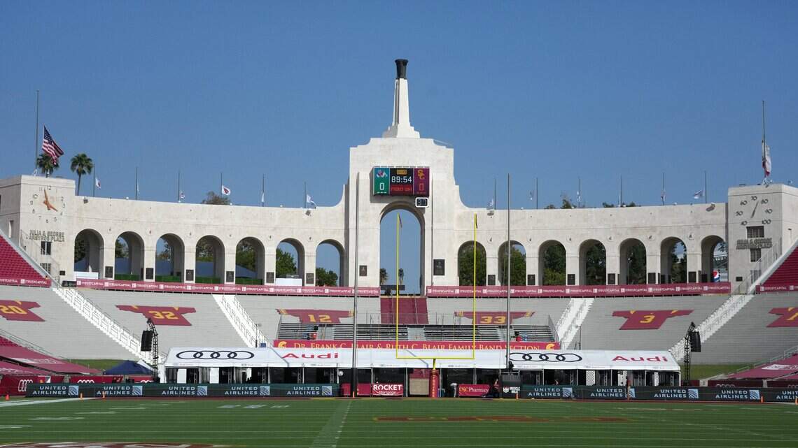 What TV channel will air the Fresno State and USC college football game?