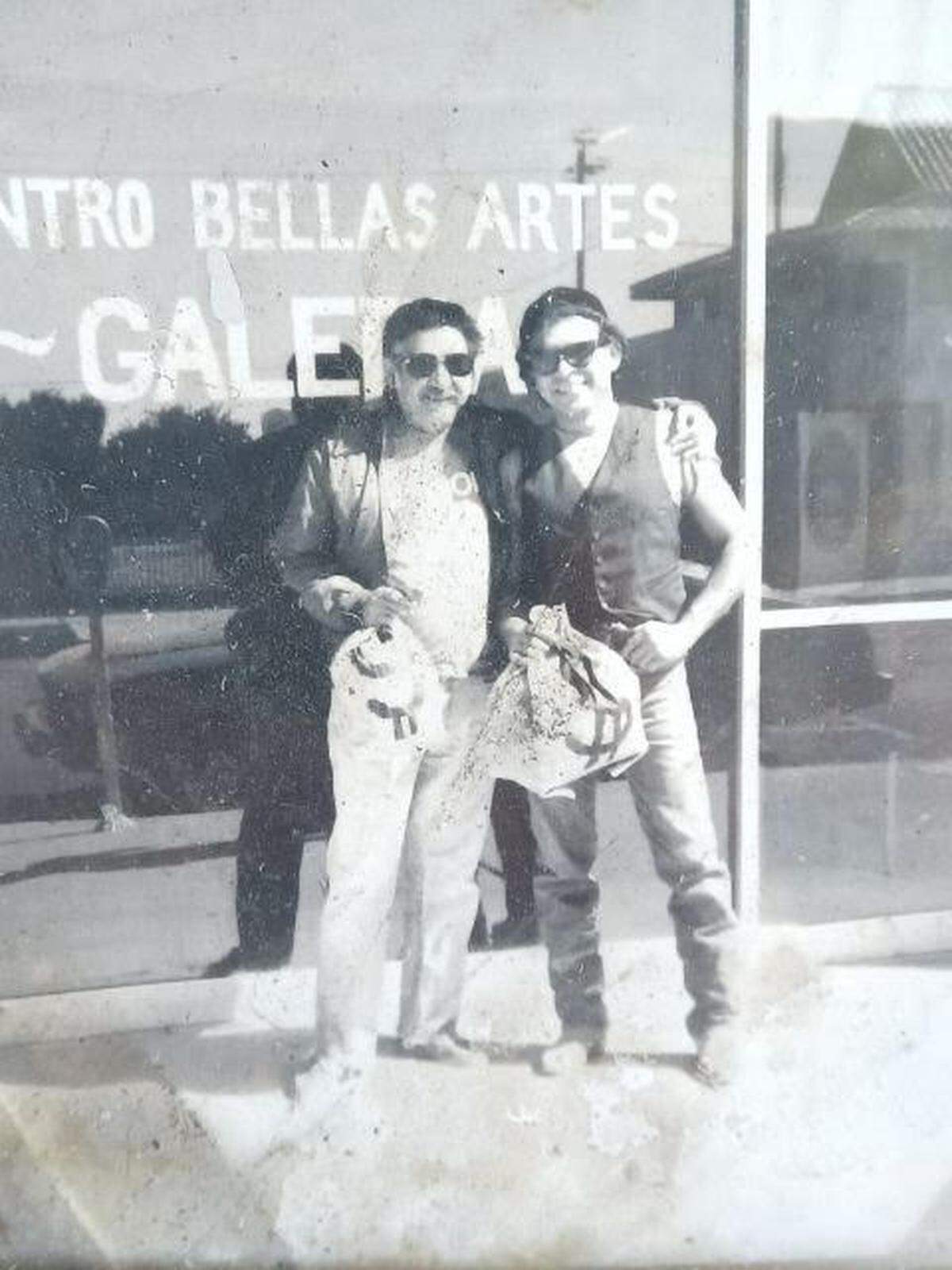 Ernesto Palomino, a la izquierda, y Ezekiel Lee Orona pintaron murales en Fresno y Madera a principios de la década de 1970.