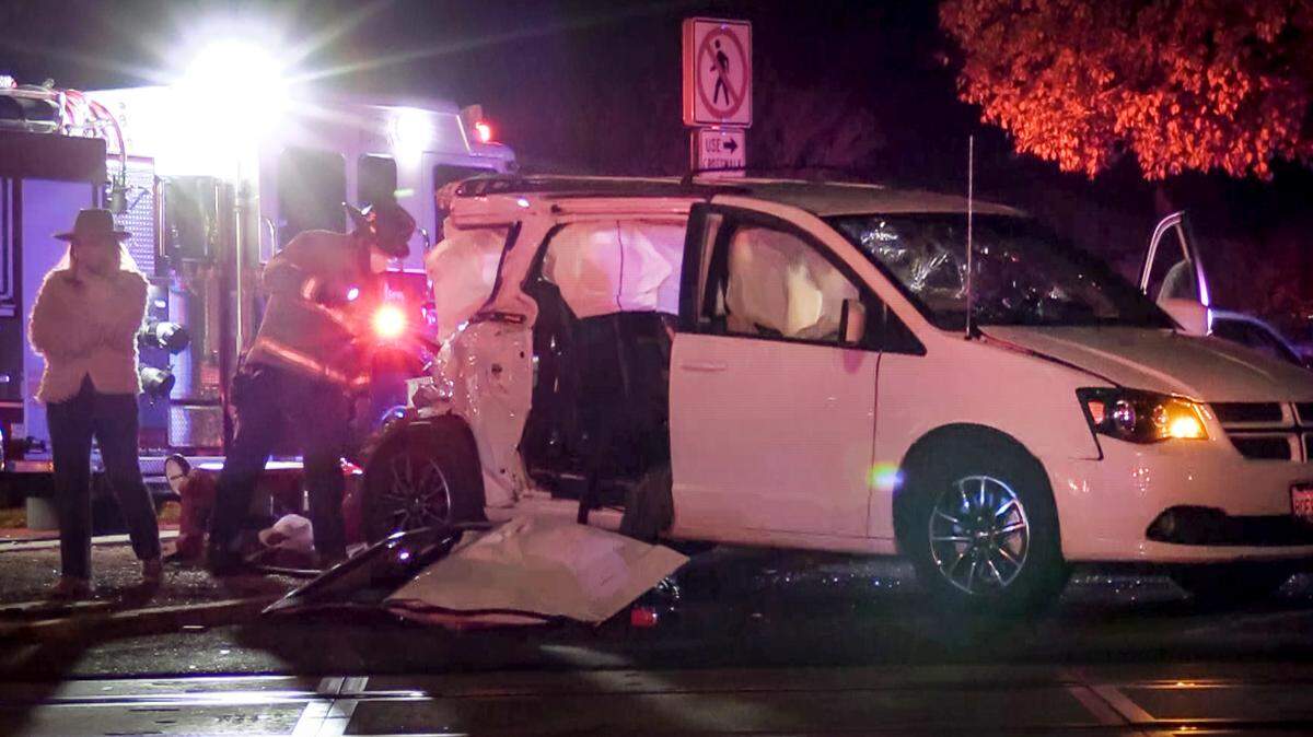 Un bombero inspeccionando la sección trasera de una camioneta después de que estuviera involucrada en una colisión con un tren mientras estaba detenida en el tráfico en Shields Avenue, cerca de Wishon, en Fresno, el martes 1º de diciembre de 2020. El tráfico estaba atascado mientras los autos ingresaban a Van Ness Avenue en el primer día de Christmas Tree Lane.
