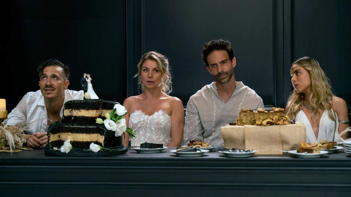 El filme mexicano ‘Noche de bodas’, que se estrena este jueves como el primero dirigido por el actor Osvaldo Benavides, hace “una pequeña crítica” al matrimonio y a la “absurdidad” que a veces representa, en palabras de la actriz Ludwika Paleta en una entrevista.