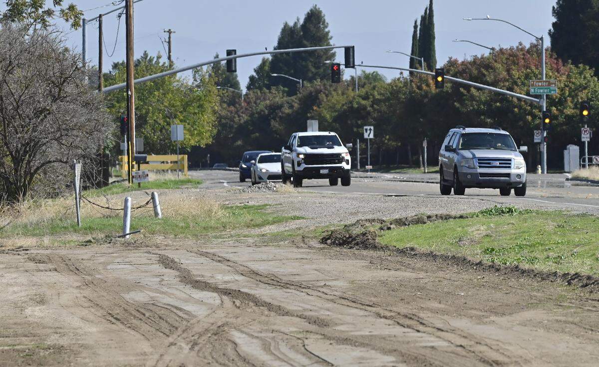 Grading is seen along Shepherd Avenue just west of Fowler Avenue Tuesday, Oct. 28, 2025 in CLovis. Clovis is widening and improving Shepherd Ave. but a property at 9029 N. Fowler, is hindering the city's construction. The city may resort to eminent domain for the property.